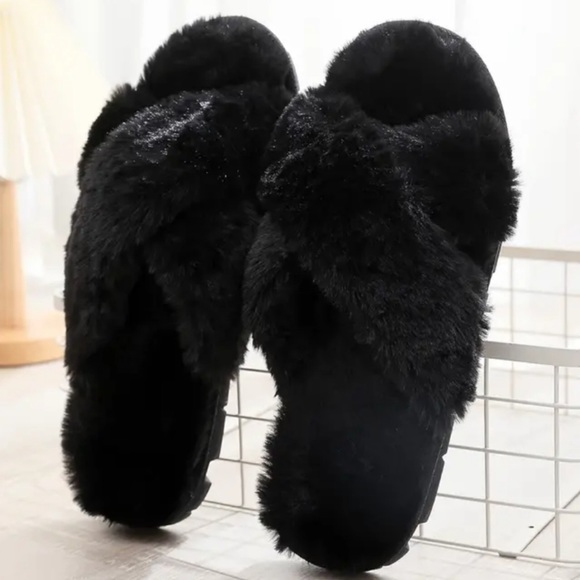 NWOT Women’s cozy open toe solid plush criss cross black slippers size 9/10 - Picture 4 of 5